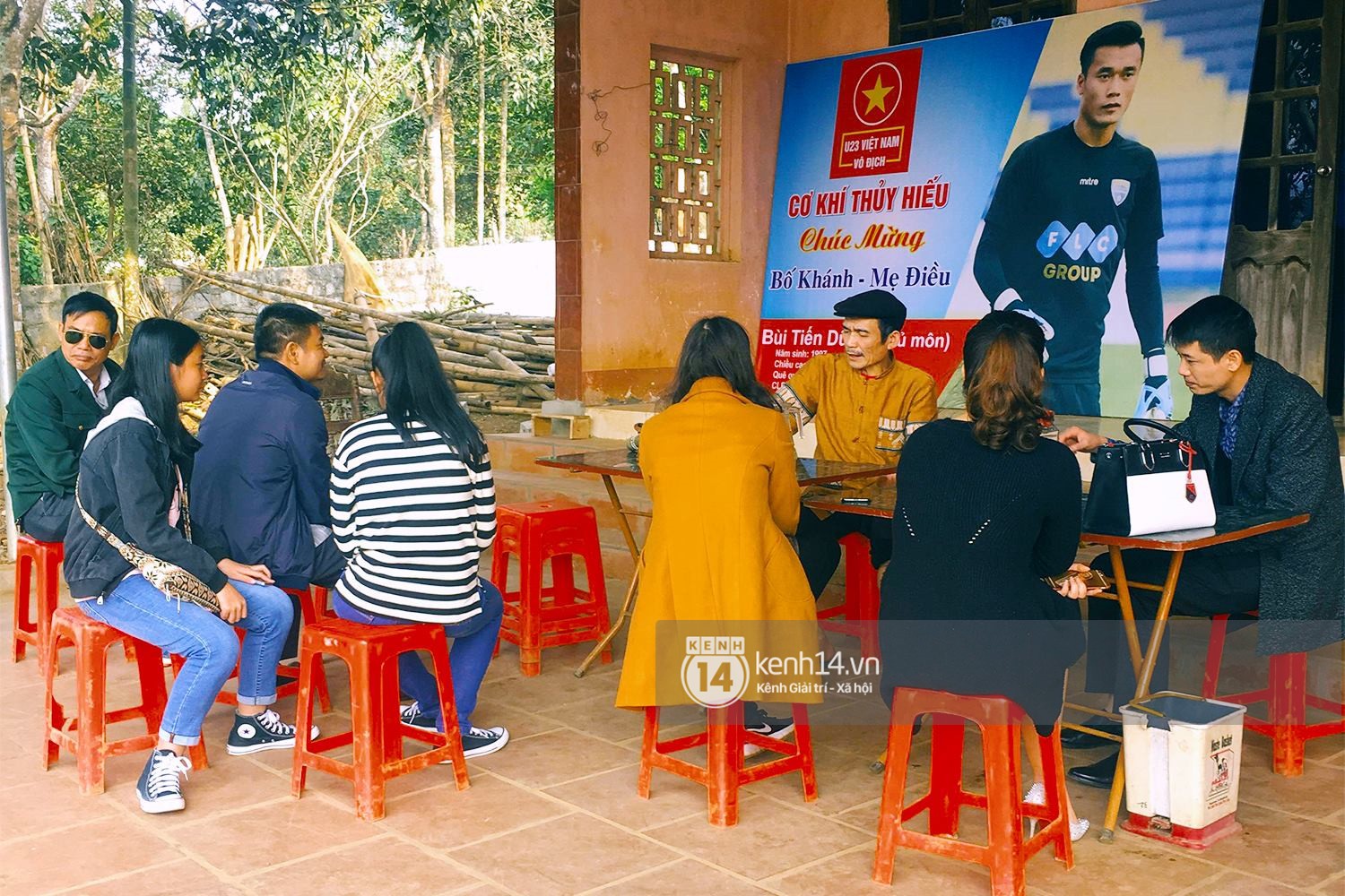 Anh em Tiến Dũng U23 về nhà ăn Tết, mua tivi mới cho gia đình vì muốn chúng con đá ở đâu, bố mẹ cũng có thể nhìn thấy